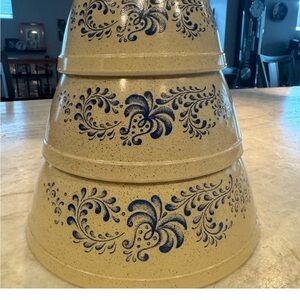 Vintage Pyrex Homestead Mixing Bowl
Set of 3 Pyrex Mixing Bowls Pyrex
Nesting